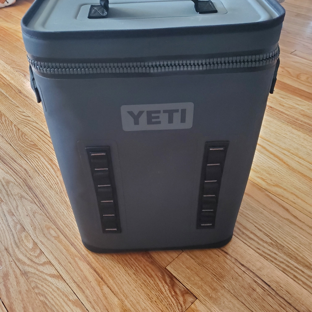 YETI Hopper Backflip 24 NEW